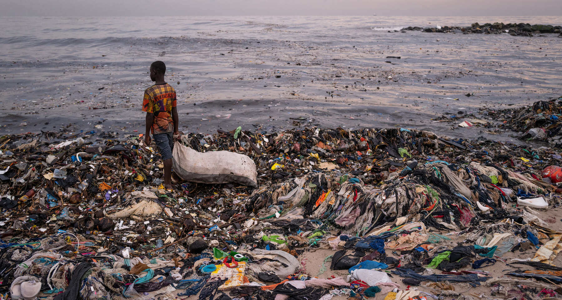 REGARDEZ et PARTAGEZ : L'Afrique se noie dans les déchets textiles de ...